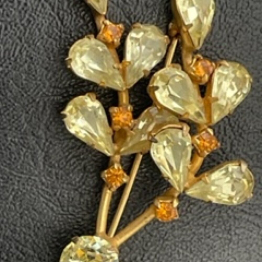 Vintage brooch-Light green rhinestones-Gold tone metal